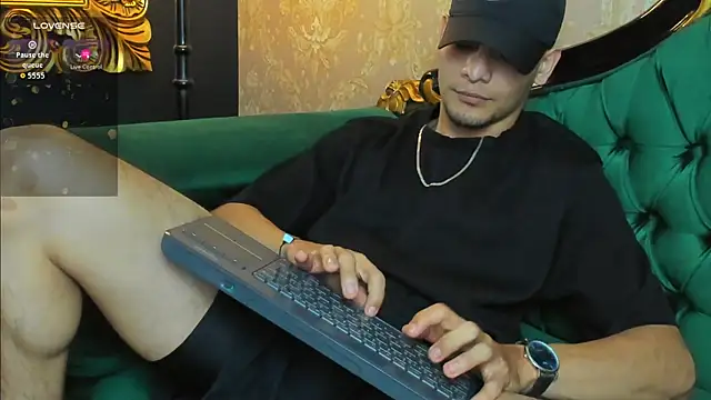 AlessandroKiing online show from July 2026 08:03:02 PM