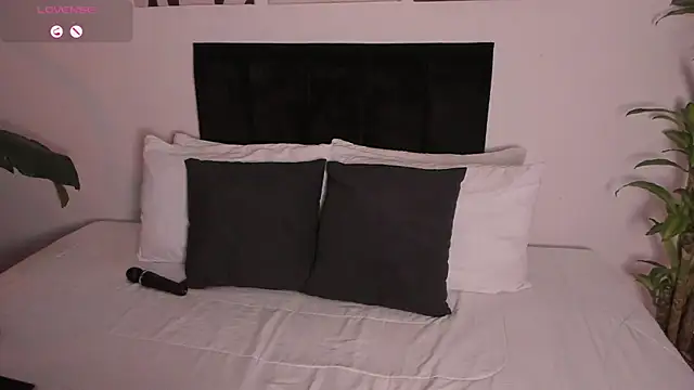 Snapshot of izzyvega__ chatting on October 2025 11:49:01 PM izzyvega online show from October 2025 11:49:01 PM