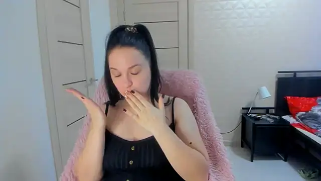 Snapshot of VoxxAura chatting on December 2025 12:55:01 PM VoxxAura online show from December 2025 12:55:01 PM