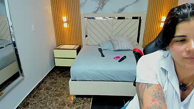 KAROLLJONES1 online show from April 2026 07:36:01 PM