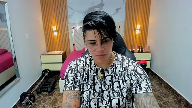 KAROLLJONES1 online show from May 2026 08:17:01 PM