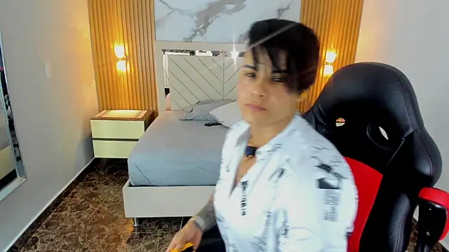 KAROLLJONES1 online show from May 2026 07:07:01 PM