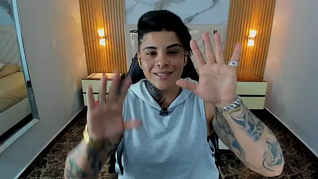 KAROLLJONES1 online show from May 2026 07:11:02 PM