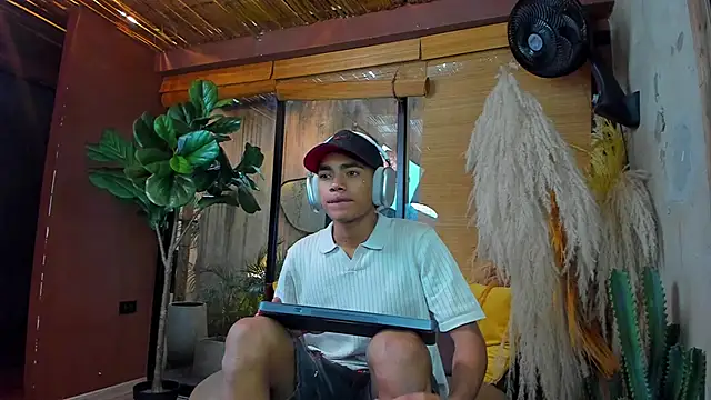 AlanCutee online show from December 2025 12:43:02 PM