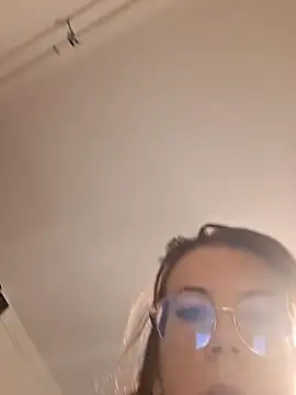 Anayssa  online show from October 2025 12:23:02 PM