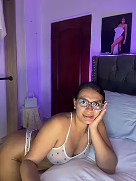 Snapshot of ema_zoe chatting on April 2026 02:51:02 AM ema zoe online show from April 2026 02:51:02 AM
