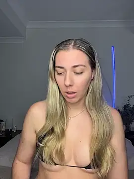 Snapshot of louiseberkeley chatting on May 2026 07:04:02 AM louiseberkeley online show from May 2026 07:04:02 AM