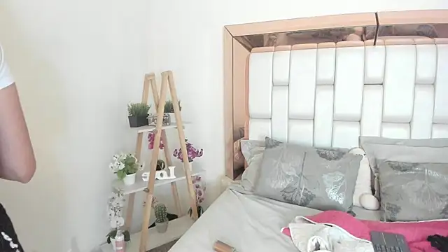 MiaVillalobos online show from September 2025 12:38:02 PM