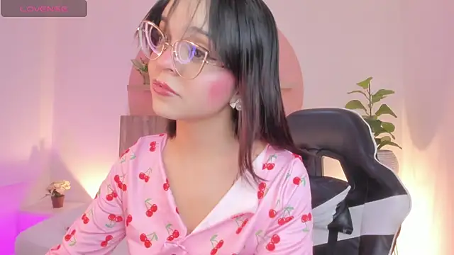 Snapshot of Clara_Luu chatting on June 2026 02:49:01 AM Clara Luu online show from June 2026 02:49:01 AM