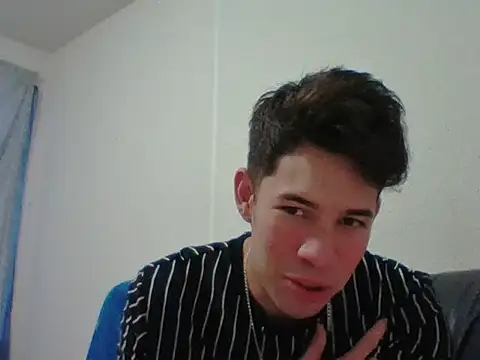 Maxtaylor18 online show from November 2025 11:48:01 PM