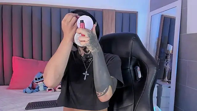 misstomie  online show from November 2025 03:47:01 PM