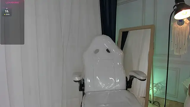 Snapshot of Doll_Isa_ chatting on December 2025 06:38:01 PM Doll Isa online show from December 2025 06:38:01 PM