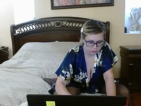 Crystal00Girl online show from November 2025 07:34:02 PM