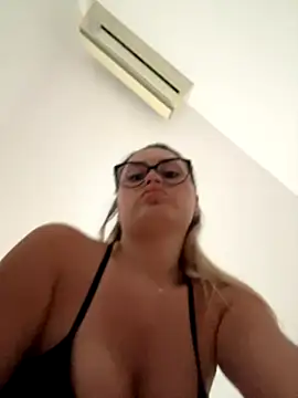 Snapshot of KayaAzur chatting on October 2025 06:44:01 AM KayaAzur online show from October 2025 06:44:01 AM