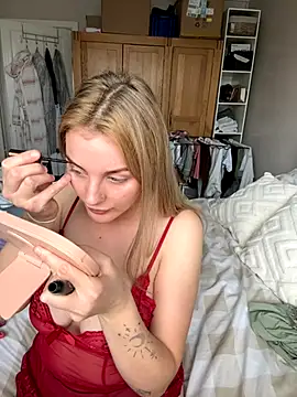 Layla 20  online show from October 2025 12:26:02 PM