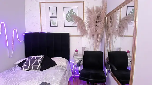 MIAROGGERS online show from September 2025 02:57:01 AM