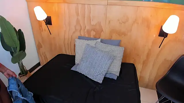 halleylorens online show from September 2025 07:03:01 PM