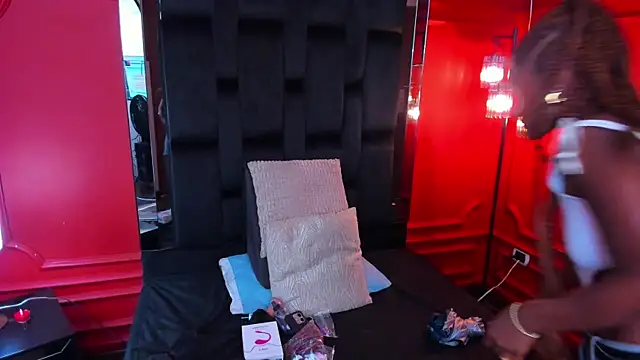 halleylorens online show from October 2025 07:11:02 PM