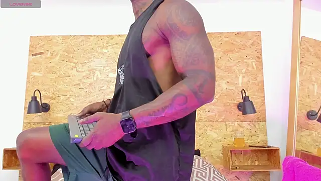 santiblack7 online show from October 2025 06:39:01 PM