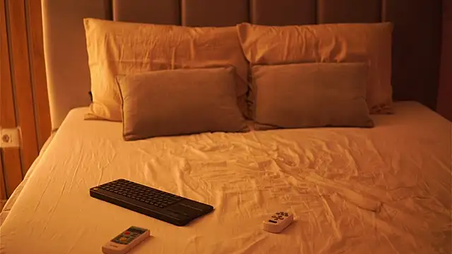 EllyLynn online show from October 2025 08:23:01 AM