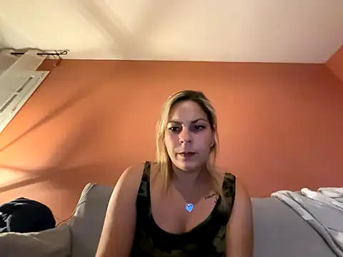 minettedusud online show from October 2025 09:23:01 PM