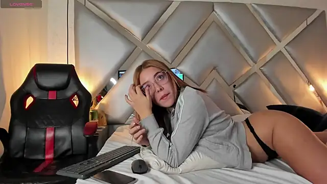 CRISTALEVANS VC online show from November 2025 02:39:02 PM