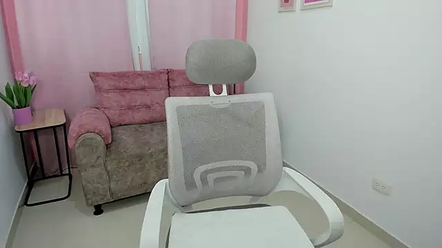 Snapshot of Emiss_Jones chatting on October 2025 12:38:01 PM Emiss Jones online show from October 2025 12:38:01 PM