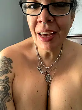 dieseldame1313 online show from October 2025 05:25:02 PM