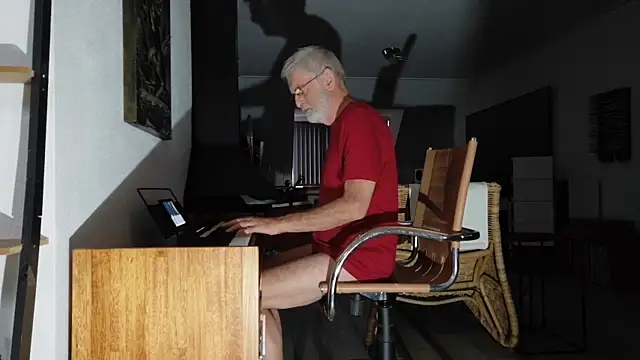 Snapshot of ewaldwillems99 chatting on November 2025 03:01:01 PM ewaldwillems99 online show from November 2025 03:01:01 PM