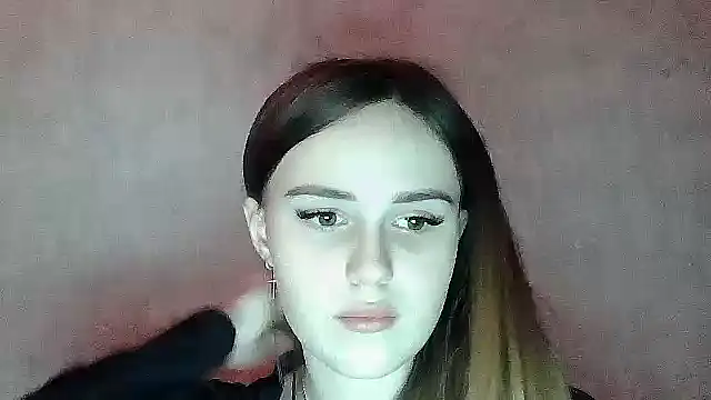 Snapshot of SweetLoraa chatting on December 2025 04:37:02 PM SweetLoraa online show from December 2025 04:37:02 PM