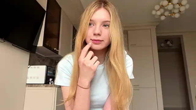 Snapshot of FruityXo chatting on March 2026 11:32:02 AM FruityXo online show from March 2026 11:32:02 AM