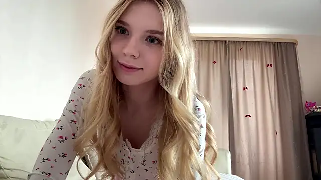 Snapshot of FruityXo chatting on April 2026 11:08:02 AM FruityXo online show from April 2026 11:08:02 AM