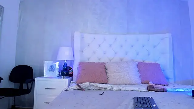 Yara Bliss  online show from December 2025 03:40:02 PM