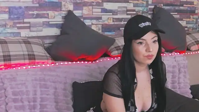 GrayLunna online show from October 2025 06:45:01 AM