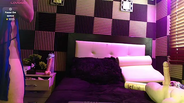 antonela-tompson online show from April 2026 05:18:01 PM