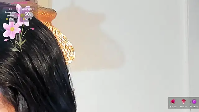 Snapshot of VioletHilton chatting on September 2025 06:32:02 PM VioletHilton online show from September 2025 06:32:02 PM