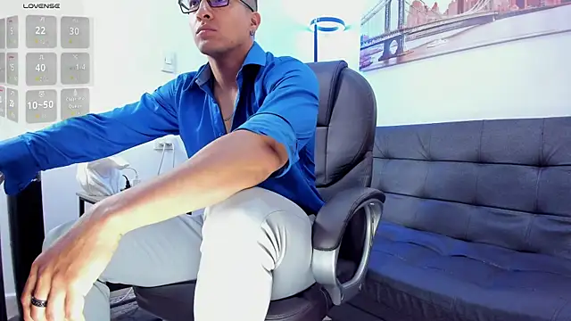 Snapshot of Dash_Bukoski chatting on October 2025 12:17:02 PM Dash Bukoski online show from October 2025 12:17:02 PM