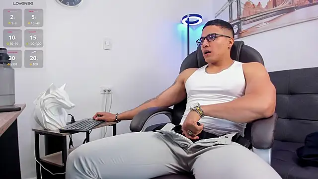 Snapshot of Dash_Bukoski chatting on October 2025 01:48:02 PM Dash Bukoski online show from October 2025 01:48:02 PM