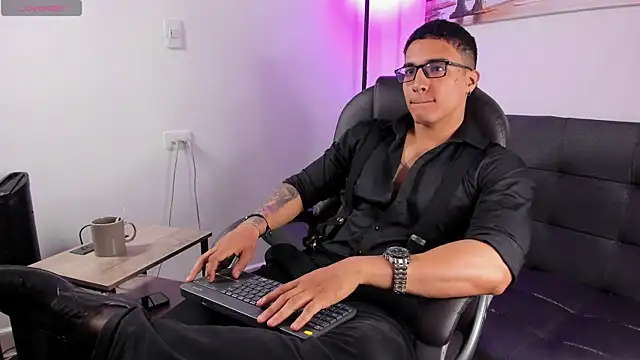 Snapshot of Dash_Bukoski chatting on December 2025 02:24:02 PM Dash Bukoski online show from December 2025 02:24:02 PM