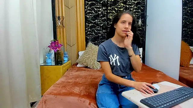 Snapshot of MiaCours chatting on March 2026 03:19:02 PM MiaCours online show from March 2026 03:19:02 PM