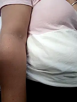 Snapshot of Mia-Glow chatting on October 2025 03:25:02 PM Mia-Glow online show from October 2025 03:25:02 PM