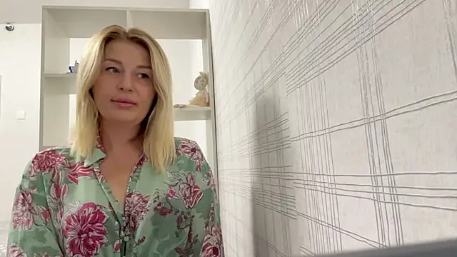 Snapshot of Blondie_xoxoxo chatting on September 2025 09:36:01 AM Blondie xoxoxo online show from September 2025 09:36:01 AM