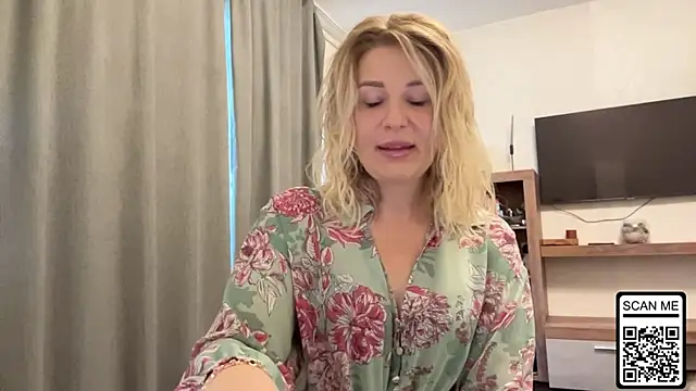 Snapshot of Blondie_xoxoxo chatting on October 2025 08:01:01 AM Blondie xoxoxo online show from October 2025 08:01:01 AM