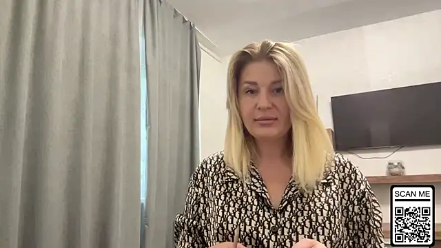 Snapshot of Blondie_xoxoxo chatting on October 2025 07:17:01 AM Blondie xoxoxo online show from October 2025 07:17:01 AM