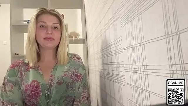 Snapshot of Blondie_xoxoxo chatting on October 2025 07:37:01 PM Blondie xoxoxo online show from October 2025 07:37:01 PM