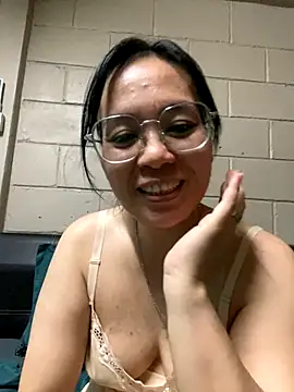 Snapshot of melyiaaa chatting on November 2025 04:18:01 PM melyiaaa online show from November 2025 04:18:01 PM