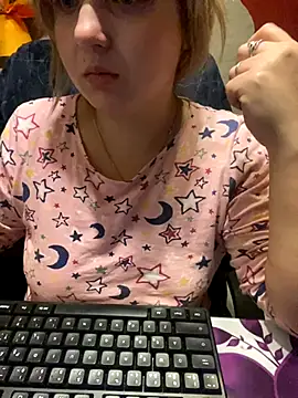 Snapshot of qSensi chatting on November 2025 12:36:01 AM qSensi online show from November 2025 12:36:01 AM