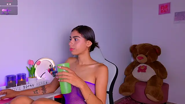 Snapshot of BrunetteAdams001 chatting on October 2025 03:35:01 AM BrunetteAdams001 online show from October 2025 03:35:01 AM