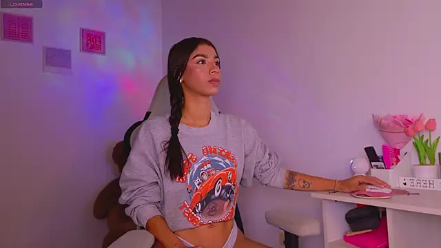 Snapshot of BrunetteAdams001 chatting on January 2026 05:45:01 AM BrunetteAdams001 online show from January 2026 05:45:01 AM