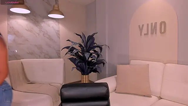 Snapshot of AyshelBrown chatting on September 2025 07:24:02 PM AyshelBrown online show from September 2025 07:24:02 PM